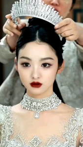 Vòng cổ đính đá tạo kiểu váy cưới