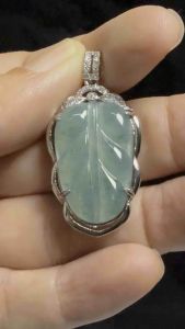 [Certificate] A Grade Jadeite Natural Jade Leave Pendant-Silver Plated [证书]A货翡翠天然玉叶吊坠- 镀银 (3181013)