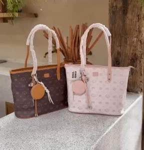 Túi Tote Chi0 Hoạ Tiết Kèm Charm Size 31cm (Auth Tuồn)