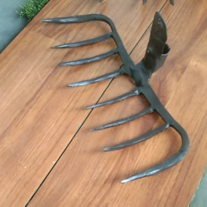 CANGKUL GARPU BAJA TEMPA GACOK RUMPUT GARUK JERAMI BAHAN BAJA