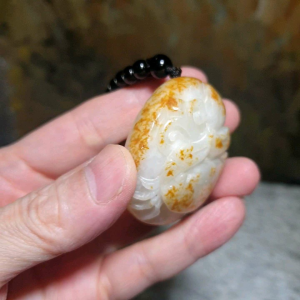 Premium Nephrite crab & Ruyi (modelling Pebble Nephrite) hand-held piece (with certificate) [Natural Crystal] 和田玉八方来财(螃蟹如意)仿籽料手把件(带证书)