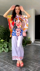 ชุดเซตผ้าไหมอิตาลีพิมพ์ลาย เนื้อดี งาน Order สีสด สวยปัง 😘 เสื้อแพตเทิร์น คอปกแต่งกระดุมช่วงคอ 3 เม็ด สีเดียวกับตัวชุด ทรงเสื้อ ปีกค้างคาว ความยาวเสท้อคลุมสะโพกได้ เริ่ดๆ มว้ากกกก 🌟🌟 กางเกงขายาวทรงขาบานตรง เอวสมอค มีกระเป๋าข้าง