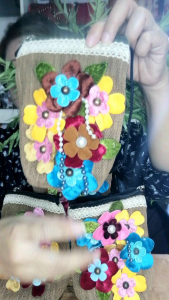 กระเป๋าผ้าแฮนด์เมด.. 🌹170🌹ขนาด6.5×9​ มีช่องแบ่งด้านในสองช่อง.. สามารถใส่กระเป๋าใบเล็ก.. ใส่โทรศัพท์.. มีสายสะพายสีดำ.. หัวซิบขนาดใหญ่ทนทานไม่หักง่าย😊🌹ทักเลย😄