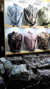 Couple Batik Pasangan Kondangan: Kemeja Batik Pria dan Rok Plisket Wanita