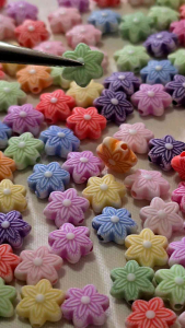 ลูกปัดดอกไม้ 11 มิล (50 - 100 ชิ้น ) คละสี ดอกไม้ ลูกปัด มีรูสำหรับร้อย Diy งานฝีมือ