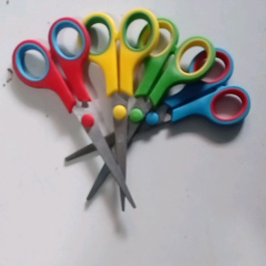 GUNTING KERTAS SQUEEZY 6 INCH