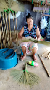 ไม้กวาดหางปลาด้ามยาว(แพ็ค 4 ด้าม) มีขอเกี่ยวแน่นใช้ได้นานไม่หลุดง่าย