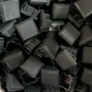 จุกรองขาเก้าอี้ พลาสติกรองขาเก้าอี้ สี่เหลี่ยมสวมใน ขนาด1.1/2 x 1.1/2 นิ้ว  มีสินค้าพร้อมส่ง จุกอุดเหล็กกล่อง พลาสติกรองขาโต๊ะ พลาสติกฝาครอบเหล็กกล่อง จุกอุดเหล็กกล่อง นิ้วครึ่ง ฝาอุดเหล็กกล่อง ยางอุดขาโต๊ะ ยางอุดขาเหล็กกล่อง