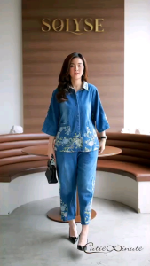 ชุดเซ็ทกางเกง(Set) ผ้ายีนส์เกรดพรีเมี่ยมฟอกทั้งตัว​ เนื้อผ้าหนากำลังดี มีความยืดหยุ่น ดีเทลงานตัดแต่งด้วยผ้ายีนส์พิมพ์ลายดอกไม้ที่เสื้อและกางเกง คัตติ่งงานเย็บสวยมากค่ะ ชุดสวยมากค่ะ ใส่ได้หลายโอกาส จะใส่แยกชิ้นหรือใส่ครบเซ็ทก็เก๋มากค่ะ มี​ 2 สี​ ​ยีนส์เข้