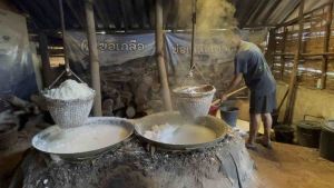 เกลือปรุงอาหาร เกลือสินเธาว์ภูเขา ผลิตจากบ่อเกลือ จังหวัดน่าน เกลือผสมไอโอดีน ปริมาณ : 1 กิโลกรัม/ถุง