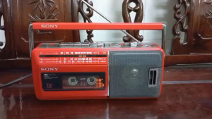 Cassette mini Sony CFM-140TV màu đỏ nguyên bản còn mới keng như hình.