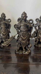 เทพกวนอู เนื้อเเร่เหล็กน้ำพี้  ฐานกว้าง 4.5 นิ้ว สูง 9.5 นิ้ว น้ำหนัก 2 กิโล