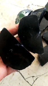 Batu Akik Fosil Kelor Hitam: Bahan Kerajinan & Perhiasan