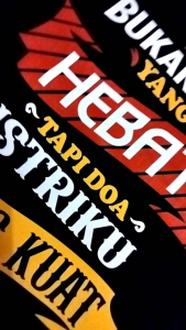 Kaos T shirt Distro kata-kata: Bukan Akau yang Hebat, tapi Doa Istriku yang Kuat