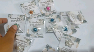 souvenir pernikahan bross bunga variasi mutiara warna di tengah