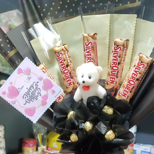 Kinovsyashop - Bucket Silverqueen Chunky 30gr en Chocolate Balls Tobelo boneka mini plus slot uang/Bucket Coklat