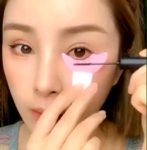 Alat Bantu Aplikator Maskara / Alat Bantu Makeup Stensil Cetakan Eyeliner