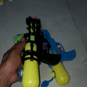 Một cây súng bắn nước bằng nhựa nhiều màu dài 25cm