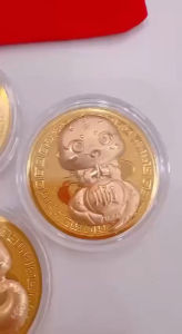 蛇年开运金币 (1套10个)  💕蛇🐍年金币来啦‼️蛇🐍年金币搭配喜庆的红袋子，鸿运当头，横财就手送礼心意🌈 #祝福新的一年开运大吉。送亲朋好友新颖，又有纪念和收藏意义。礼兆丰年祝福蛇🐍年行大运。赶紧备几个吧✨✨.