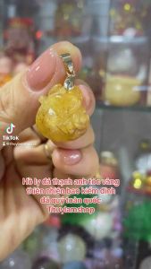 Mặt dây chuyền hồ ly đá thạch anh tóc vàng ôm hoa thiên nhiên