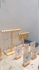 kệ gỗ treo trang sức đồng hồ đeo tay dây chuyền giá để bàn được làm từ gỗ thông tự nhiên