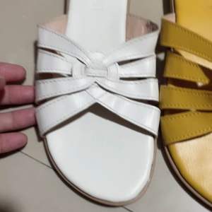 Parisians Flat Sandals (mall pull out w/tag & box (350 Onsale)