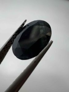 2085-ĐÁ SAPHIA XANH ĐEN SẪM THÔNG ĐÈN (THIÊN NHIÊN ) KHÔNG XỬ LÝ.