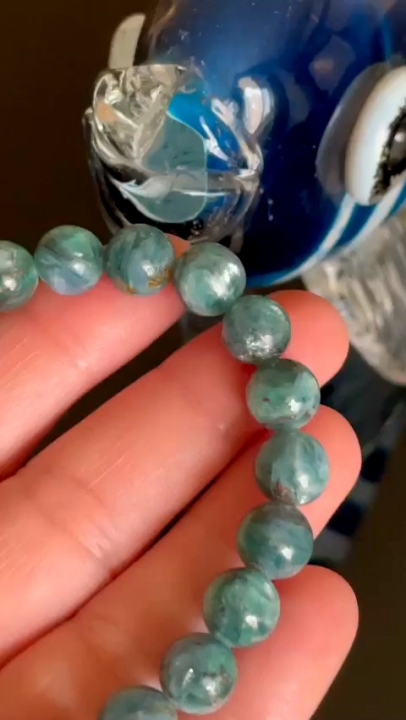 🍀 สร้อยหินไคยาไนต์  สีเขียวอมฟ้า สวยมากๆ ( Green  Kyanite ) 

 สวยเหมือนสีเขียวของมรกต มีติดสีน้ำเงินนิดๆบางเม็ด เหมือนสีของน้ำทะเล 🌊 จะมีความวิบๆวับๆเวลากระทบแสงแดด จากแร่ไมก้า (mica)  ☀️

🍀 Size ลูกปัด 9.2 mm. 
🌊 ขนาดข้อมือ 16.5 cm.