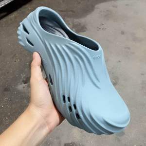 รองเท้าcrocs ของผู้ชายรุ่นขายดีนิ่มเบาใส่สบายรุ่นใหม่ล่าสุด