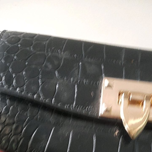 Dompet Kulit Asli: Dompet Tahan Lama & Desain Minimalis
