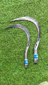 " เคียวเกี่ยวข้าว "  ตรา ศุภชัย มี 2 ขนาด ทำจากเหล็กกล้า ใบมีดคม ใช้เกี่ยวข้าว เกี่ยวหญ้า ต่อเติมด้ามได้