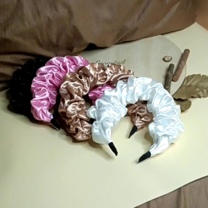 {\n    \"article\": \" CONNYTAIL- LARGE FAIRY TEMPERAMENT SATIN 40 COLORS HEADBAND