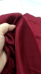 vải lụa tơ hàn màu đỏ thẩm mềm rũ _( khổ 1m55)may đầm váy áo dài vv