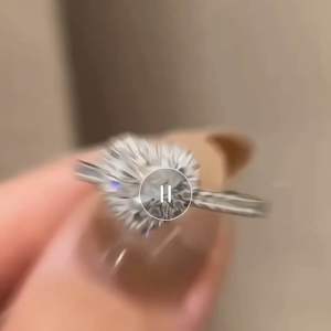 แหวนเพชรโมอีสหญิงรูปหัวใจ หน้าเพชรล้อม บ่าข้างฝังเพชรแถว ตัวเรือนเงินแท้ชุบทองคำขาว พร้อมใบเซอร์