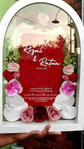 Souvenir Mahar Pernikahan Bingkai Uang Cantik Custom Unik Elegan Modern Murah Meriah Mahar Pernikahan Murah Cantik Elegan Unik Akrilik Lingkar Inisial Uang Bunga Pigura Frame Transparan