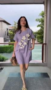 41002.2เดรสแขนสั้นทรงเบสิค แต่งดอกไม้3D สีขาว มีกระเป๋าล้วงได้2ข้าง Tag::Mirror Sister