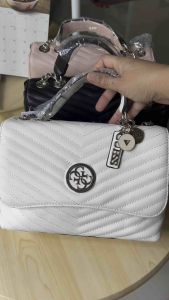 Guess กระเป๋าสะพายผู้หญิงมีโลโก้แบรนด์ ใบใหญ่จุได้เยอะ ส่งฟรี (โลโก้ห้อย)