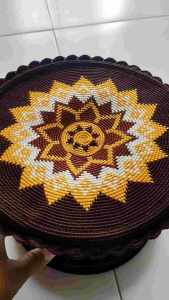 เฉวียงรองขาบาตร ขนาด9นิ้ว ด้ายวีนัดซัมเมอร์ สี และลายอาจแตกต่างจากในรูปเล็กน้อยเนื้อจากเป็นงานถักมือ