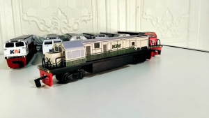 miniatur kereta api lokomotif banyak varian mainan anak