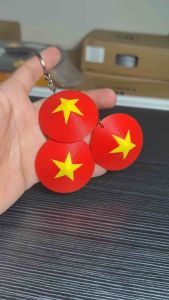 Khóa chìa khóa hình tròn màu đỏ với ngôi sao vàng phù hợp để gắn vào chìa khóa hoặc túi xách.