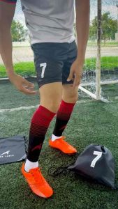 ถุงเท้ากันลื่น ชูดเสริม 5 ชิ้น พร้อมแข่ง กระเป๋าถุงผ้าอันดับหนึ่ง สำหรับผู้ที่ต้องการผ้าเทปล็อค ด้วยเทคนิค cotton canvas+ถุงเท้ากันลื่น+ถุงเท้าตัดข้อ+สนับแข้ง อุปกรณ์เตะฟูต์บอล