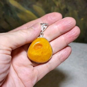 13.48 grams Premium natural Butterscotch Amber pendant set with 925 silver [Natural Crystal] 精品天然蜜腊925银吊坠