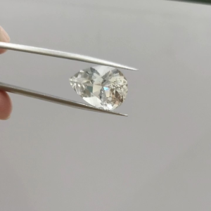 1470A- TOPAZ TRẮNG THIÊN NHIÊN KHÔNG XỬ LÝ CÓ TẠP CHẤT NHẸ