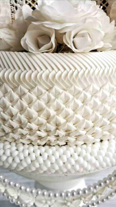 พานธูปเทียนแพสีขาว วางบนพานขนาด 8"