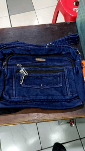 Selendang Wanita Jeans Bahan Denim Terbaik Halus & Tebal\\n\\n Mengenal Selendang Wanita Jeans Denim\\n\\nSelendang wanita jeans dengan bahan denim adalah pilihan tepat bagi Anda yang mencari aksesori yang nyaman dan stylish. Dengan berbagai jenis bahan denim, ukuran, dan model, selendang ini dapat menambah nilai estetika pada penampilan Anda.\\n\\n Jenis Bahan Denim yang Digunakan\\n\\nBahan denim digunakan dalam pembuatan selendang wanita jeans karena sifatnya yang kuat dan tahan lama. Ada dua jenis bahan denim yang biasanya digunakan, yaitu denim halus dan denim tebal. Denim halus lebih cocok untuk penampilan santai, sedangkan denim tebal cocok untuk penampilan yang lebih formal atau kasual.\\n\\n Ukuran & Model Selendang Wanita Jeans Denim\\n\\nSelendang wanita jeans dengan bahan denim tersedia dalam berbagai ukuran dan model. Salah satu pilihan yang populer adalah selendang ukuran besar dengan 6 model dan 3 warna. Selain itu, selendang ini juga tersedia dalam berbagai gaya, seperti gaya kasual dan santai, yang dapat menyesuaikan dengan penampilan Anda.\\n\\n Memilih Selendang Wanita Jeans Denim Sesuai Gaya\\n\\nSelendang wanita jeans dengan bahan denim dapat menjadi aksesori yang tepat untuk berbagai gaya. Berikut adalah beberapa pilihan selendang yang sesuai dengan gaya Anda.\\n\\n Selendang Wanita Jeans Denim untuk Gaya Kasual\\n\\nJika Anda menyukai gaya kasual, selendang wanita jeans dengan bahan denim halus dapat menjadi pilihan yang tepat. Selain itu, selendang ini juga tersedia dalam berbagai warna, seperti biru, hitam, dan abu-abu, yang dapat menambah nilai estetika pada penampilan Anda.\\n\\n Selendang Wanita Jeans Denim untuk Gaya Santai\\n\\nUntuk penampilan yang lebih santai, selendang wanita jeans dengan bahan denim tebal dapat menjadi pilihan yang tepat. Selain itu, selendang ini juga tersedia dalam berbagai model, seperti selendang ukuran besar, yang dapat menambah nilai estetika pada penampilan Anda.\\n\\n Tips Memakai Selendang Wanita Jeans Denim\\n\\nBerikut adalah beberapa tips memakai selendang wanita jeans dengan bahan denim, baik halus maupun tebal.\\n\\n Cara Memakai Selendang Wanita Jeans Denim Halus\\n\\nUntuk selendang wanita jeans dengan bahan denim halus, Anda dapat menggunakannya sebagai aksesori untuk penampilan kasual atau santai. Anda juga dapat mengkombinasikannya dengan berbagai pakaian, seperti kaos, celana jeans, atau rok pendek.\\n\\n Cara Memakai Selendang Wanita Jeans Denim Tebal\\n\\nUntuk selendang wanita jeans dengan bahan denim tebal, Anda dapat menggunakannya sebagai aksesori untuk penampilan yang lebih formal atau kasual. Anda juga dapat mengkombinasikannya dengan berbagai pakaian, seperti blazer, celana jeans, atau rok panjang.\\n\\n Perawatan Selendang Wanita Jeans Denim\\n\\nBerikut adalah beberapa tips merawat selendang wanita jeans dengan bahan denim, baik halus maupun tebal.\\n\\n Cara Merawat Selendang Wanita Jeans Denim Halus\\n\\nUntuk merawat selendang wanita jeans dengan bahan denim halus, Anda dapat mencucinya dengan tangan menggunakan detergen yang lembut. Jangan gunakan mesin cuci atau pengering, karena dapat merusak bahan denim halus.\\n\\n Cara Merawat Selendang Wanita Jeans Denim Tebal\\n\\nUntuk merawat selendang wanita jeans dengan bahan denim tebal, Anda dapat mencucinya dengan tangan menggunakan detergen yang lembut. Jika perlu, Anda juga dapat mengeringkannya dengan mesin pengering, tetapi pastikan suhu pengering tidak terlalu panas.\\n\\nDengan memilih selendang wanita jeans dengan bahan denim yang tepat, Anda dapat menambah nilai estetika pada penampilan Anda. Pastikan untuk memilih selendang yang sesuai dengan gaya dan kebutuhan Anda, serta merawatnya dengan baik agar dapat bertahan lama.\n}