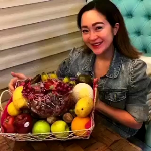 BEST IDEAL GIFT PACKAGE for only ₱5500(Fruits bundleCakeRose bouquetFerrero chocolate.Free deliver in Metro ManilaBulacanRizal✔️ YES to same day delivery 🚚