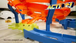 Hot Wheels Whip Around Raceway Playset 2 Toy Cars in 1:64 Scale by Mattel