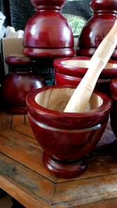 ครกไม้จามจุรี  พร้อมสาก เคลือบสีแดงเงา คัดไม้คุณภาพ!!!  ขนาด 7/8/9 นิ้ว ตะ ค้อ ครก