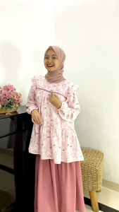 ONESET ROK CUTETRIK TERBARU 2025 TEEN KOREAN LOOKS !!! CAKEP BUAT OOTD SANTAI REMAJA CASUAL SIMPEL NYAMAN SETELAN ROK ANAK TANGGUNG DAN REMAJA QIRA BY CUTETRIK WARNA PINK