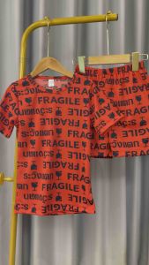 ชุดเด็ก ลาย ระวังแตก ลายฮิต แขนสั้นขาสั้น ผ้าไมโคร นิ่มบางเบาใส่สบายสีสดซักง่ายสีไม่ตก(ส+ส)ลายระวังแตก